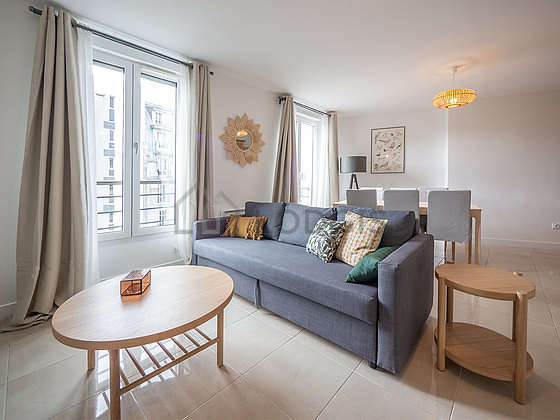 Great, quiet and very bright sitting room of an apartmentin Paris