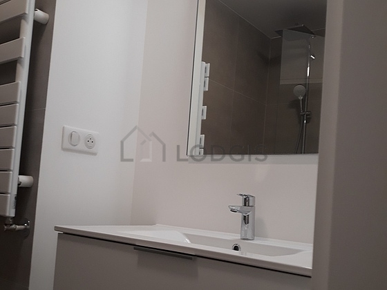 Pleasant bathroom 