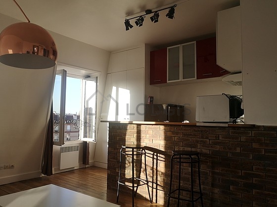 Living room of 17m² with wooden floor