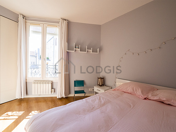 Chambre avec fenêtres double vitrage