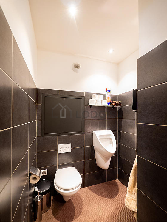 Toilettes indépendantes de la salle d'eau