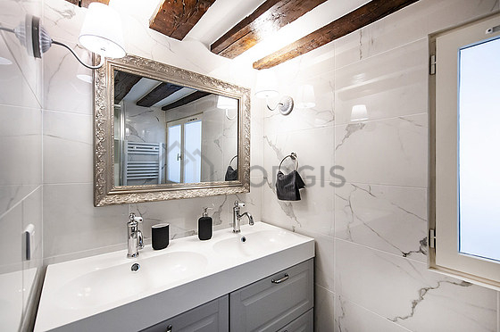 Bathroom equipped with bath towels
