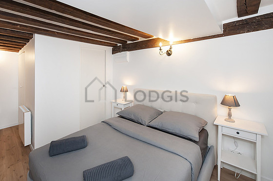 Chambre avec fenêtres