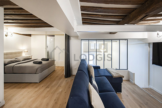 Salon de 11m² avec du parquet au sol