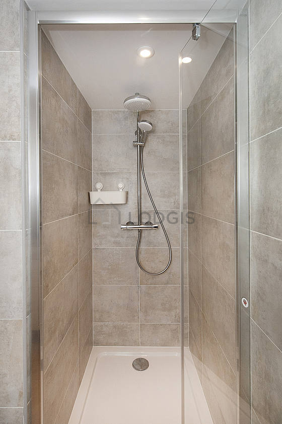 Bathroom equipped with bath towels