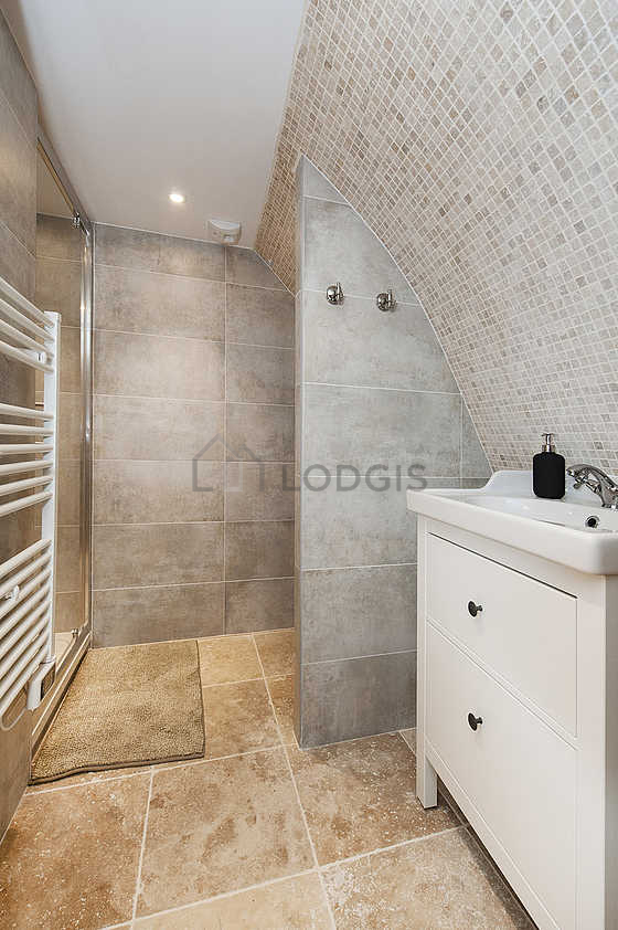 Agréable salle de bain avec du carrelage au sol