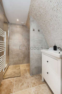 Pleasant bathroom with tilefloor