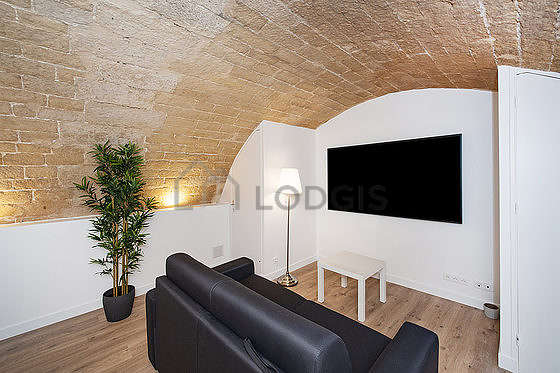 Large living room of 40m² with woodenfloor