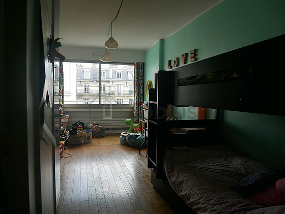 Chambre équipée de bureau, penderie