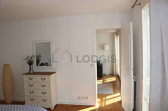 Chambre avec fenêtres