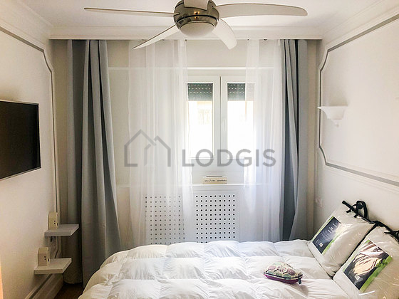 Chambre avec du parquet au sol