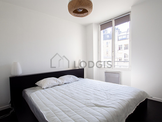 Chambre avec du parquet au sol