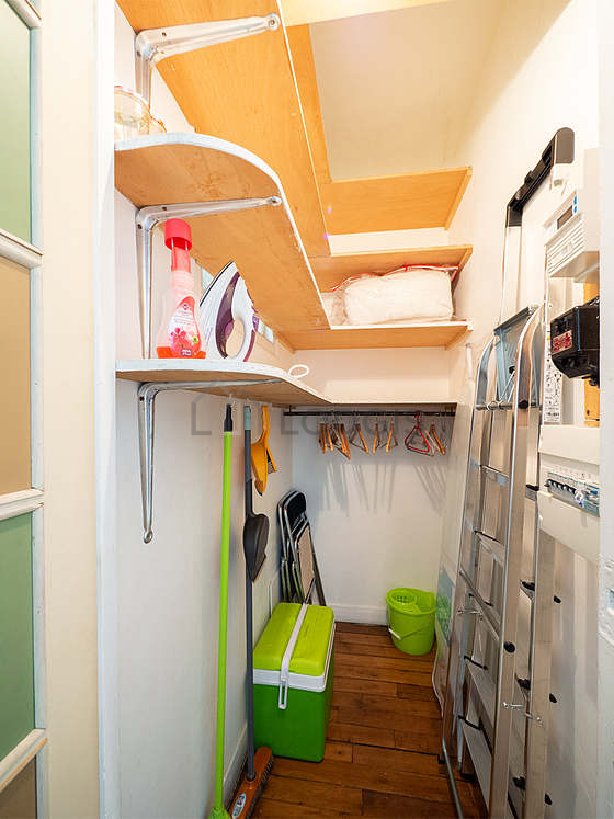 Dressing-room serviced with : wardrobe, shelves
