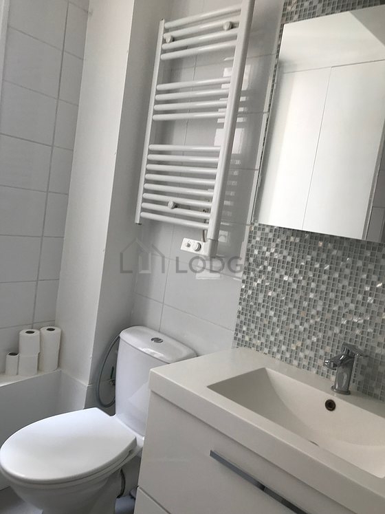 Salle de bain équipée de lave linge, placard