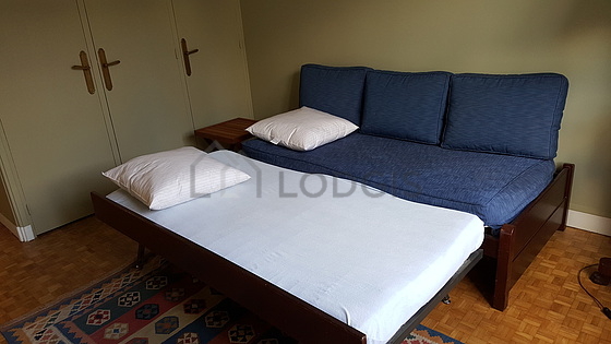 Chambre avec du parquet au sol