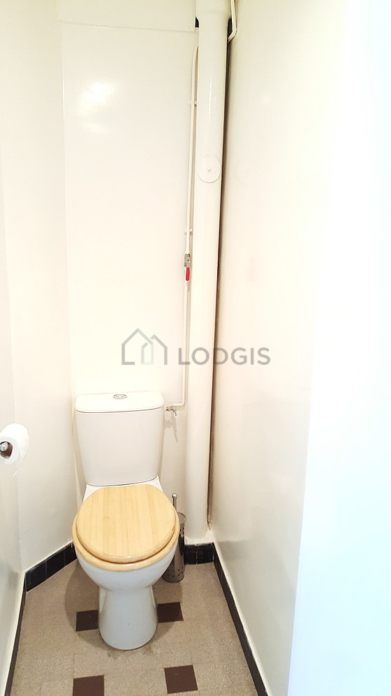 Toilettes indépendantes de la salle d'eau