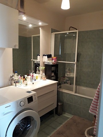 Agréable salle de bain très claire avec du carrelage au sol