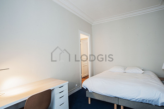 Chambre de 12m² avec la moquette au sol