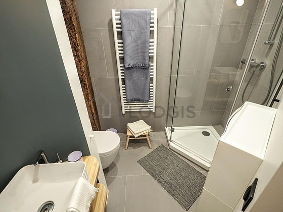 Agréable salle de bain très claire avec du carrelage au sol