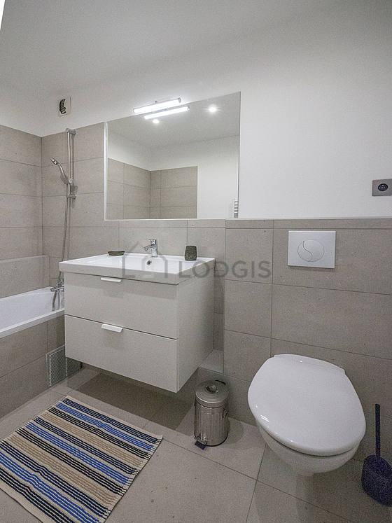 Salle de bain équipée de serviettes de bain