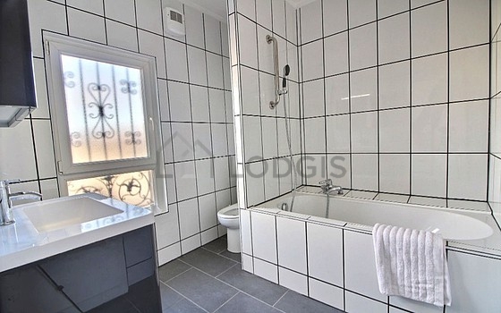 Beautiful and very bright bathroom with windows and with tile floor