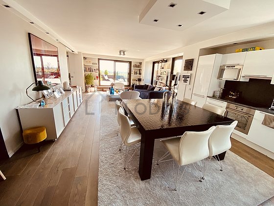 Salon avec du parquet au sol