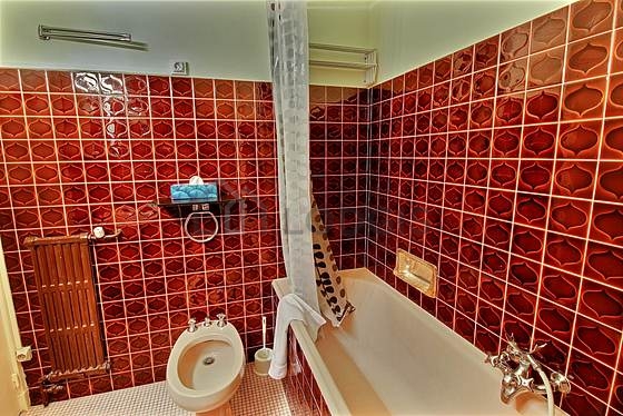 Bathroom equipped with bath towels