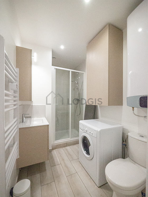 Agréable salle de bain claire avec du parquet au sol