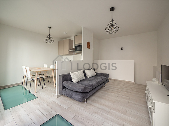 Salon de 10m² avec du parquet au sol