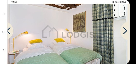 Chambre avec du parquet au sol