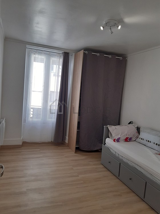 Séjour équipé de 1 lit(s) gigogne de 80cm, canapé, armoire