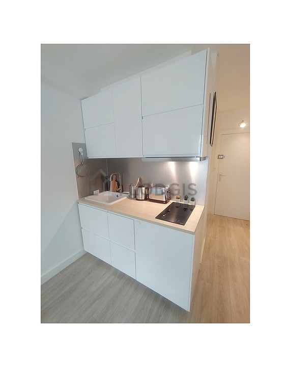 Cuisine équipée de lave linge, sèche linge, réfrigerateur, hotte