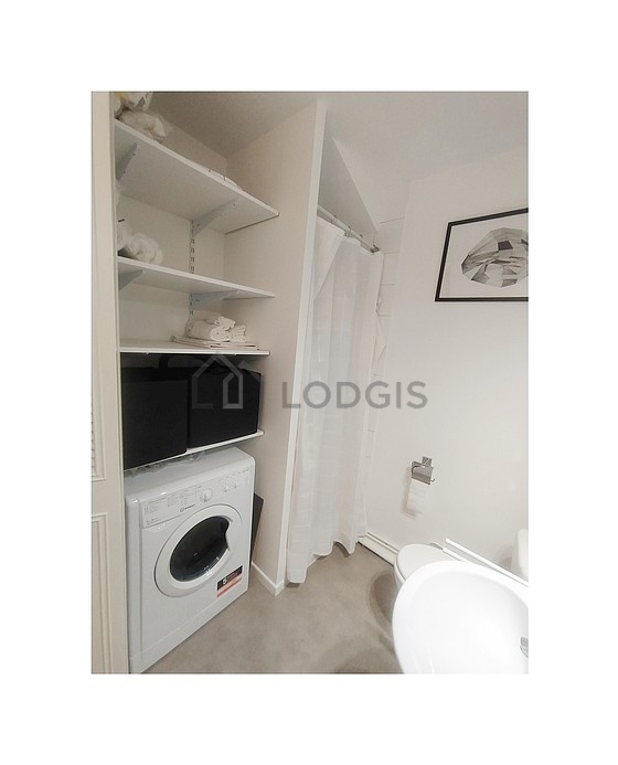 Salle de bain équipée de lave linge, sèche linge, serviettes de bain