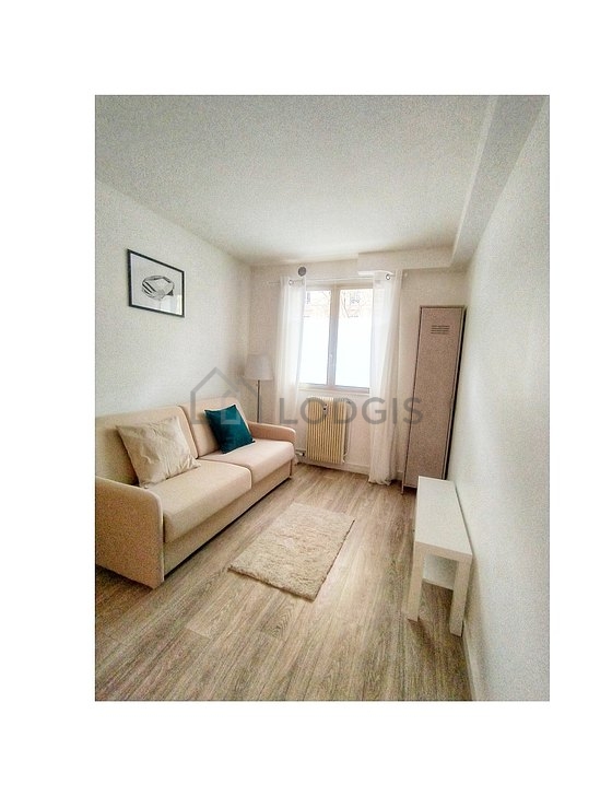 Salon avec du parquet au sol