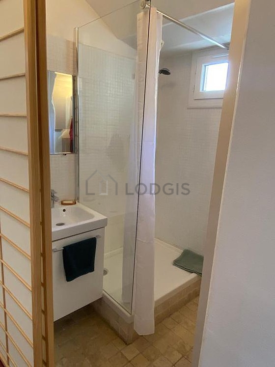 Salle de bain avec fenêtres et du carrelage au sol