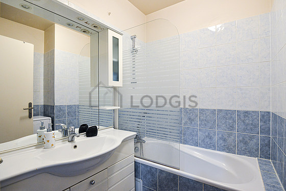 Salle de bain avec du carrelage au sol