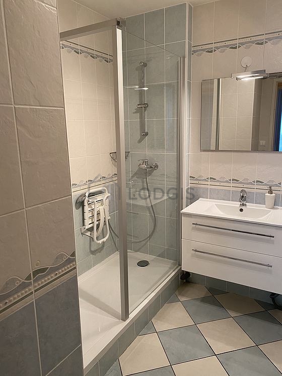 Agréable salle de bain avec du carrelage au sol