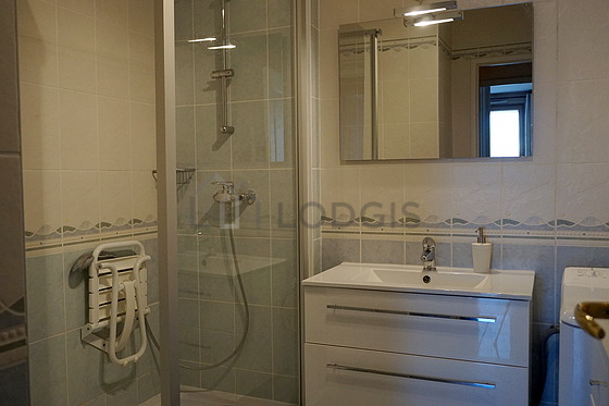 Salle de bain équipée de lave linge, douche séparée, sèche cheveux