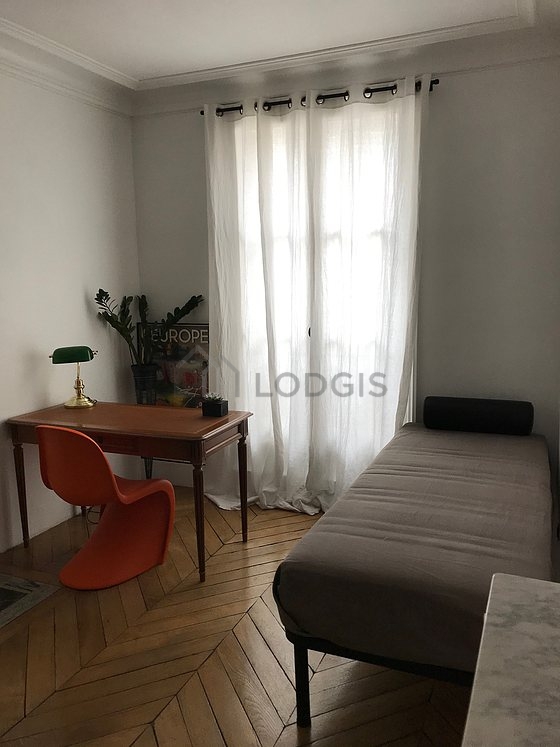 Bedroom of 16m² with wooden floor
