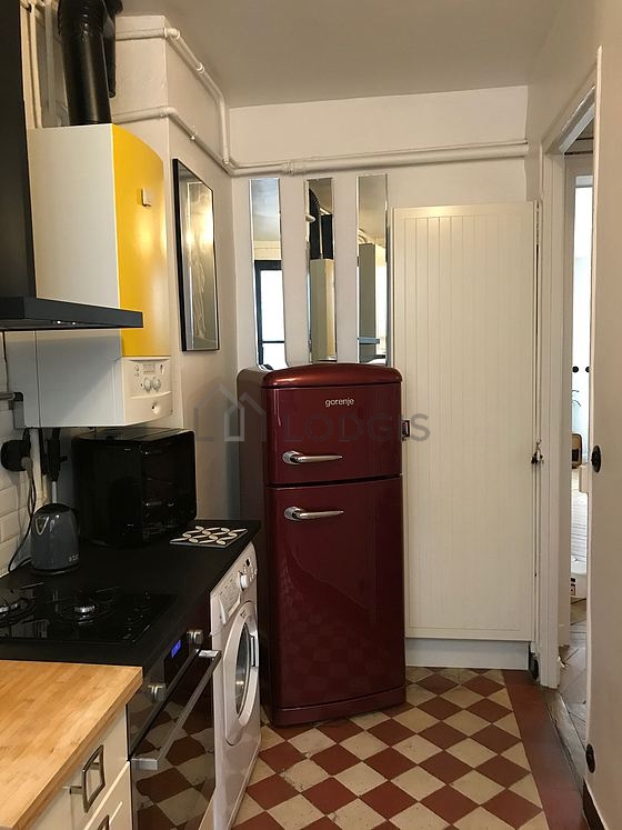 Very bright kitchen with windows facing the courtyard