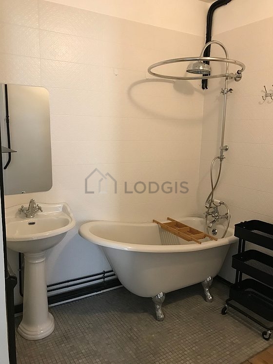 Belle salle de bain claire avec du carrelage au sol