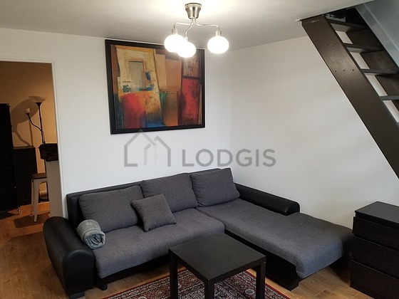 Living room of 17m² with wooden floor