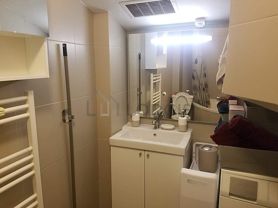 Salle de bain équipée de lave linge, serviettes de bain