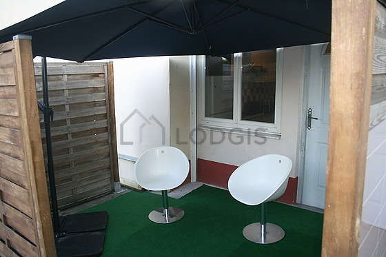 Balcony equipped with dining table, 1 chair(s)