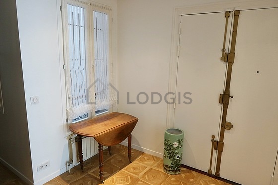 Très belle entrée avec du parquet au sol