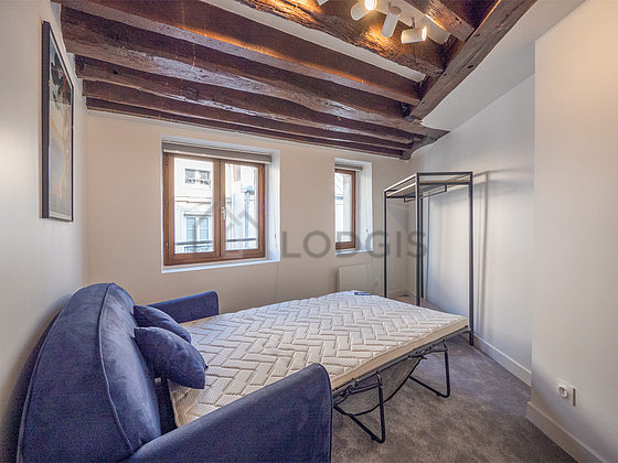 Chambre de 9m² avec la moquette au sol