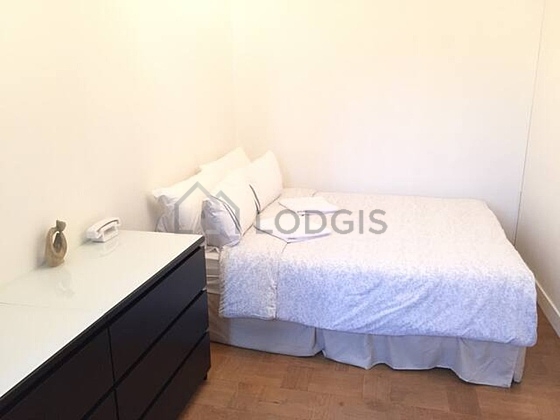 Chambre avec du parquet au sol