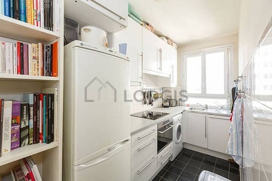 Cuisine équipée de lave linge, réfrigerateur, vaisselle