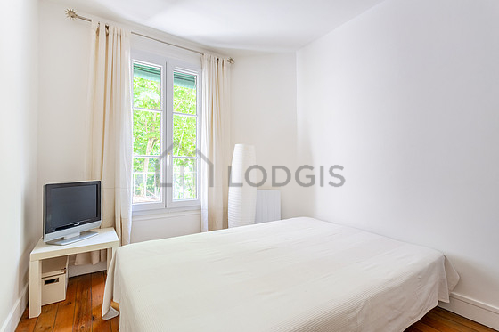 Chambre avec du parquet au sol