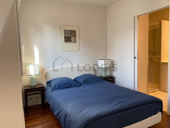 Chambre avec du parquet au sol